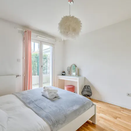 1br Flat With Lovely Terrace And Parking Rueil-Malmaison